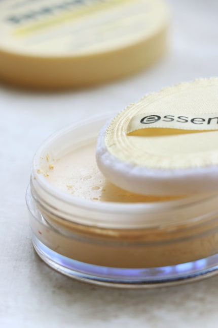 La cipria «Banana Loose Powder» di Essence è dotata di un piccolo applicatore a spugnetta.