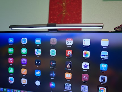 Die Screenbar beleuchtet den Schreibtisch – sonst nichts.