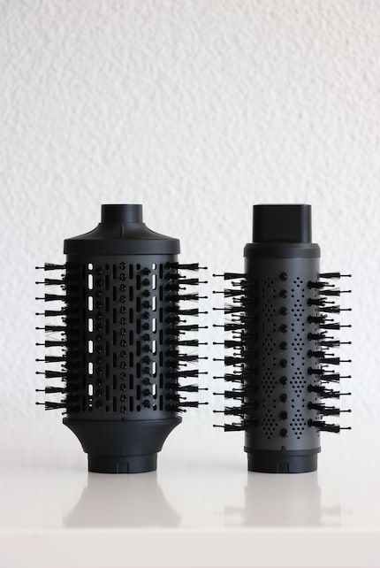 Links die ovale, rechts die schmale Rundbürste.