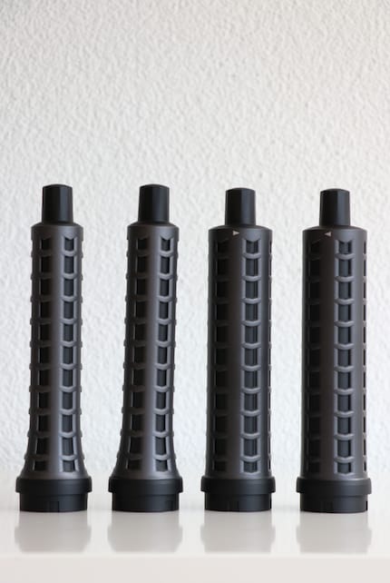 Links die schmalen, rechts die breiteren Lockenaufsätze.