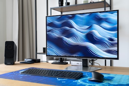 Der Samsung Odyssey OLED G6 wirkt auch in einem Setup ohne RGB nicht fehl am Platz.