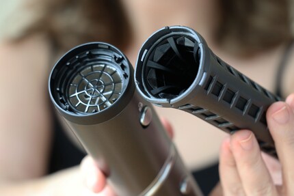 Hä, was ist denn hier passiert? Eigentlich müsste der schwarze Sockel fest am Lockenaufsatz stecken.