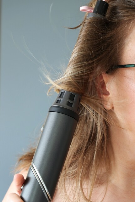 Die Haare wollen sich nur widerwillig um den Stab wickeln.