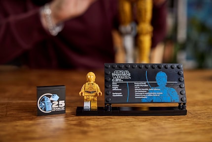 Zu der baubaren Version ist auch eine Minifigur vom C-3PO im Lieferumfang dabei.