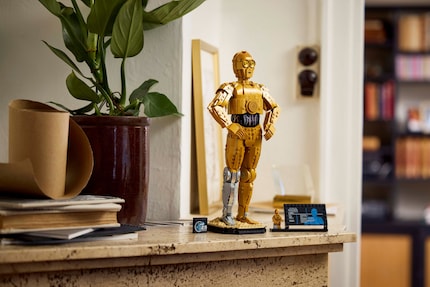 Die Lego-Figur von C-3PO ist 38 Zentimeter hoch.