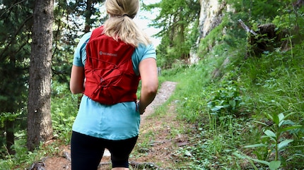 Whether almost empty or fully packed, thanks to the elasticated lacing system, the equipment stays in place and doesn't bounce up and down while running.