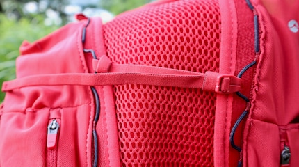 Gute Belüftung dank «Contact Airmesh» an der Innenseite, vielfältige Verstellmöglichkeiten aussen.