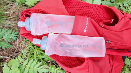 The soft flasks are included in the scope of delivery. If you want to use the backpack for hiking, there is a compartment on the back for a hydration bladder and enough space for drinking bottles.