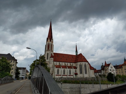 Hier eine Kirche ohne Zoom. Bewölkt ist das Foto weniger detailreich.