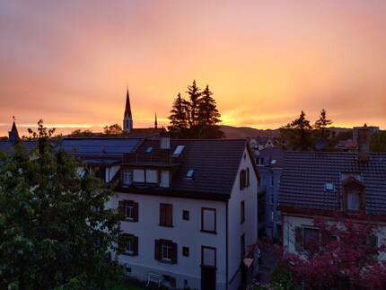 Bei Abenddämmerung hat das Sony Xperia 10 VI mehr Mühe, die Strukturen flachen ab.