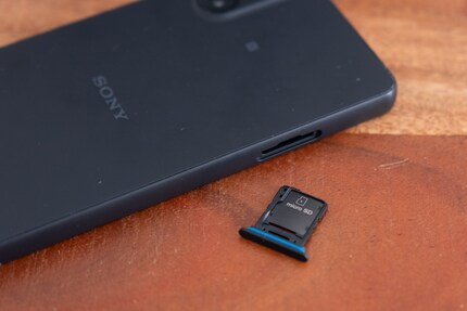 Praktisch: der microSD/SIM-Slot, der sich von Hand öffnen lässt.