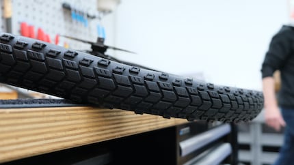 Profilo più alto all'esterno, leggermente più basso al centro: Pirelli ha adottato questa logica dagli pneumatici delle moto.
