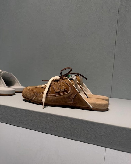 Der Schuh ist halb Sneaker, halb Pantolette.