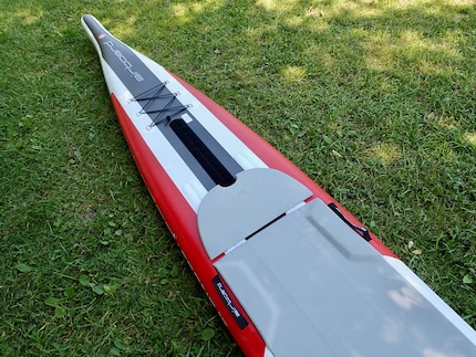 Slim with a pointed nose: the board is designed for fast gliding and, thanks to the adjustable chest pad, for different body sizes.