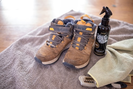 Neben dem Shampoo benötigt es zur Reinigung die Schuhe, ein Tuch und eine Bürste oder einen Schwamm.