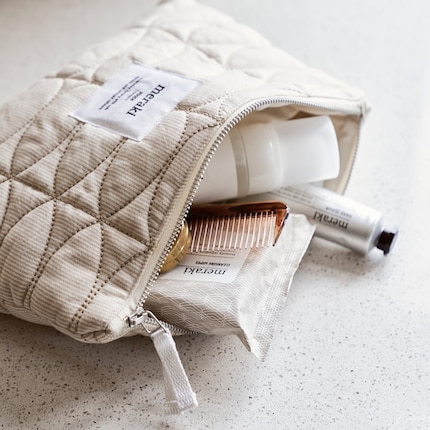 La petite trousse de toilette de Meraki est faite pour accueillir vos essentiels beauté.