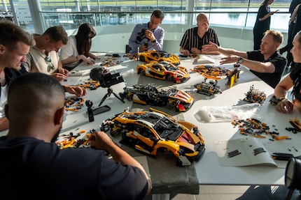 Het McLaren-team werkt al hard aan de modellen.