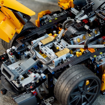 Zoals je kunt verwachten van Technic sets, zijn er veel details verborgen onder de motorkap.