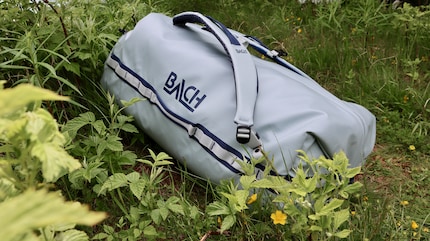 Feuchtes Gras und spitze Zweige: Der Tasche macht das nichts.