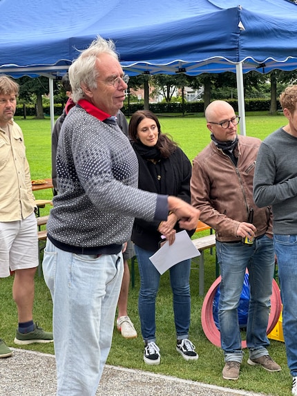 Das Management-Team bestaunt den gekonnten Wurf von Ueli Bräm. Hier hat die Metallkugel gerade seine Hand verlassen und landet nur eine Sekunde später wenige Zentimeter entfernt vom Ziel.