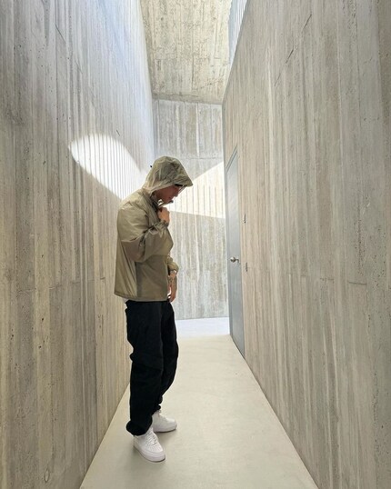 Le rappeur Central Cee porte un vêtement Rains.