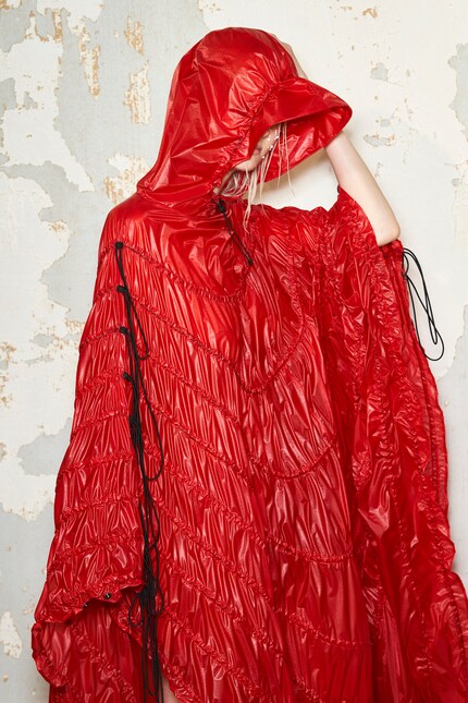 De nombreux cordons créent une structure plissée qui attire l’attention.