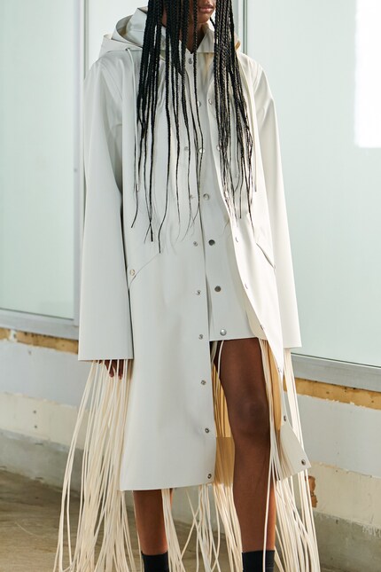 Voici à quoi ressemblent les vêtements de pluie de Rains lors de la Fashion Week de Paris.