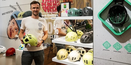 Jonathan Jacobs, International Account Manager von Lazer mit dem «Verde KinetiCore» auf der Eurobike in Frankfurt.