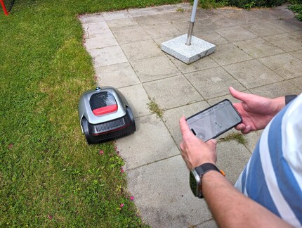 Die Ränder müssen einmal manuell abgefahren werden, das Smartphone dient als Joystick.