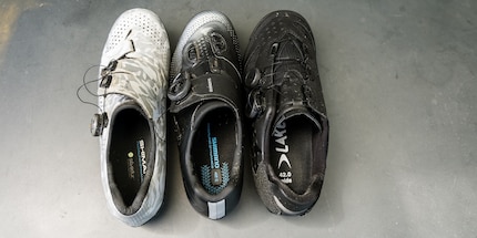 De gauche à droite : les vieilles chaussures Shimano SH-RX800, les actuelles SH-XC7L, et les nouvelles Lake MX238X.