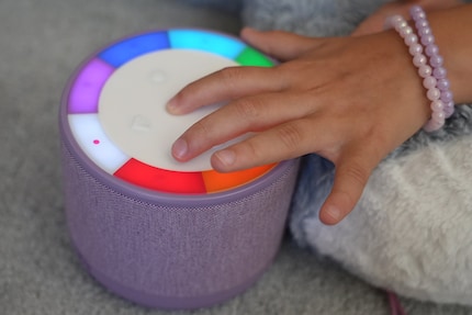 Seven rainbow buttons for children's hands: with the Wobie, children stream Spotify content themselves.