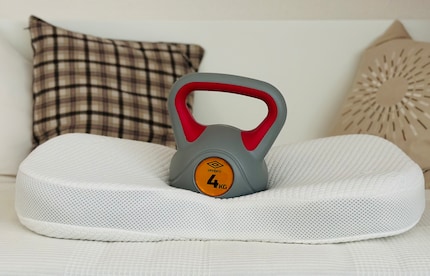Il mio kettlebell simula la testa. I quattro chilogrammi di peso comprimono chiaramente il cuscino. Il cuscino si solleva leggermente anche lateralmente.