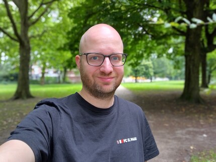 De portretmodus van de frontcamera herkent mijn bril.