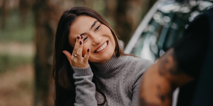 Brenda Sangi Arruda / Getty Images / iStock (detail) Many people blush or hide their face behind their hands when they find themselves in an embarrassing situation (symbolic image).