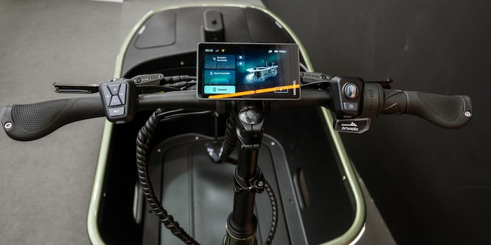 Patrick Bardelli / Der Blick ins Cockpit des «T1 Pro» von Tarran. Die Kabelführung ist beim Prototypen noch nicht endgültig gelöst.