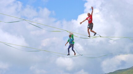 Sascha Grill (22) wins the head-to-head race on the swaying rope and secures the world championship title.
