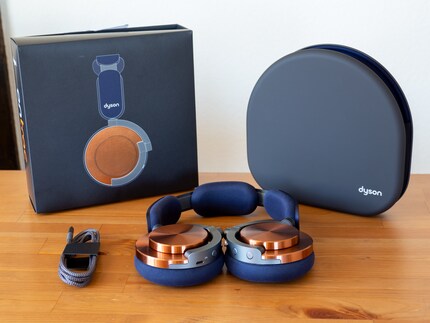 Semplice e coerente nei colori. Oltre alle cuffie, Dyson fornisce una custodia e un cavo di ricarica USB-C.