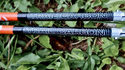 Le système de pliage des bâtons en carbone s’enclenche par un appui sur le bouton argenté.