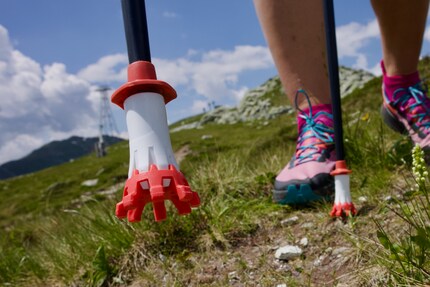 Finis les bruits de bâton : les pieds en plastique épargnent les chemins et les mollets de vos compagnons de course.