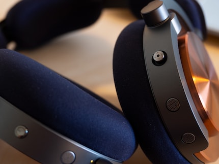 Puoi controllare la musica sulle cuffie con il joystick.