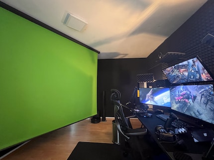 Con il green screen, Der_Woo può scegliere lo sfondo che vuole.