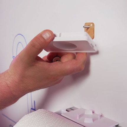 An die Schrauben kommt dann der Adapter oder die längere Reling.