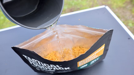 Einfach Aufgiessen: Mit heissem Wasser verwandelt sich der gefriergetrocknete Inhalt in eine Mahlzeit.