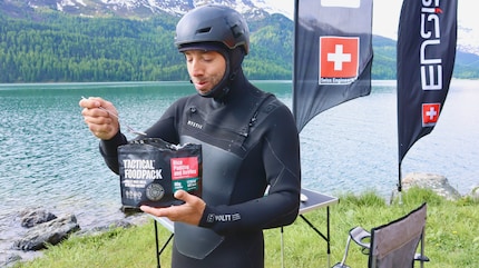 Stärkung nach dem Training: Wing- und Pumpfoiler Michael Näf ist spontan zu einem Geschmackstest bereit.