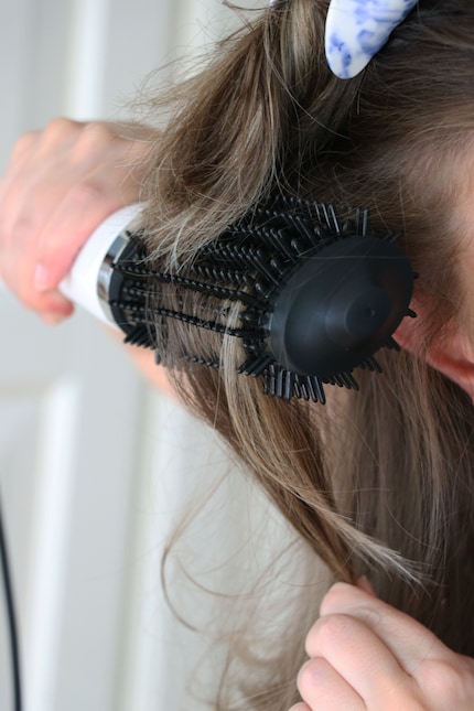 Passa la spazzola sulla ciocca da sotto per volumizzare. Così dice il manuale.