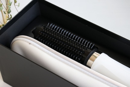 La «Duet Blowdry Brush» di Ghd è disponibile in bianco e in nero.