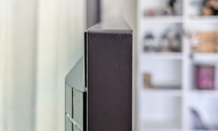 Typique des LCD, la dalle est « épaisse » de cinq centimètres. En revanche, elle est beaucoup plus lumineuse qu’une dalle OLED.