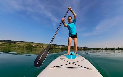 Quasi impercettibile sul SUP: il Restube PFD è piccolo, compatto e si indossa come un marsupio.