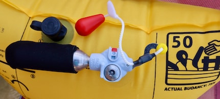 Ecco l'interno del Restube PFD con il meccanismo di scatto.
