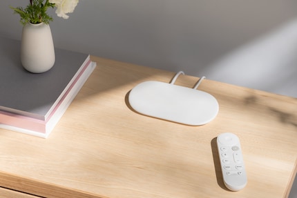 Il Google TV Streamer ha un design discreto, ma non fa a meno dei cavi.